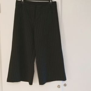 Gaucho Cropped Dress Trouser Pants. Black w/ Pinstripe (9/10)